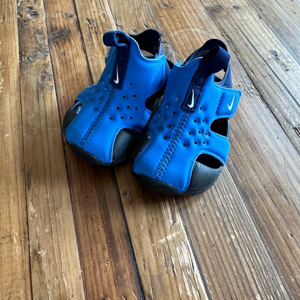 Nike toddler Sunrays